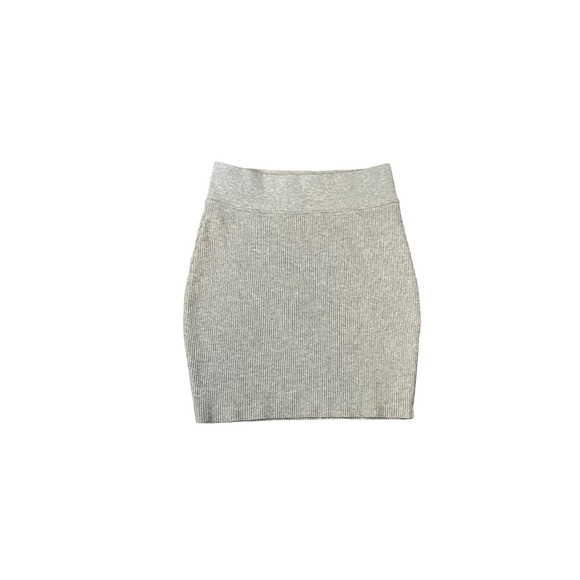 🩶 𝐖𝐈𝐋𝐅𝐑𝐄𝐃 𝐅𝐑𝐄𝐄 𝐀𝐑𝐈𝐓𝐙𝐈𝐀 Heather Grey Ribbed Knit Mini Skirt - Picture 2 of 5